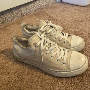 Fur lined Ugg canvas shoes. Women’s 7.
